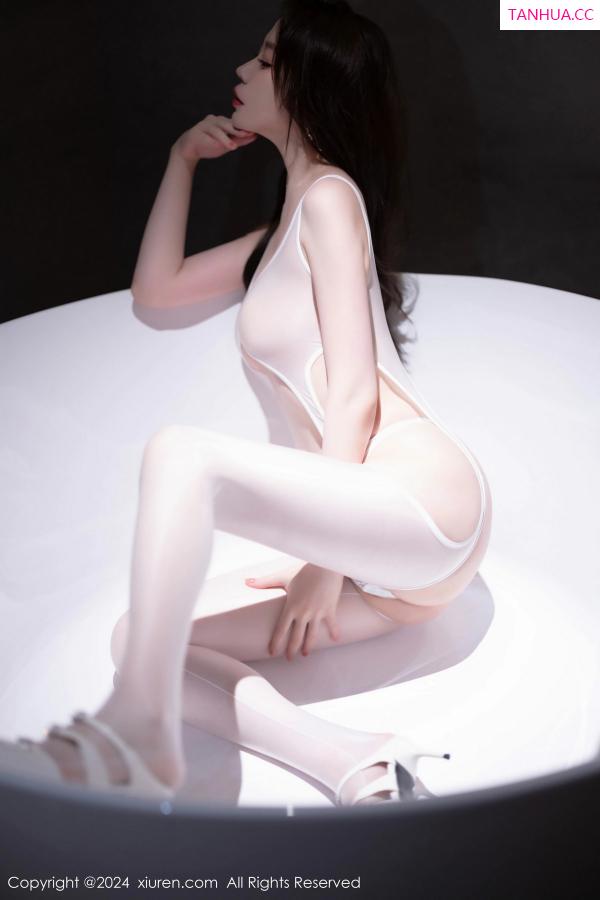 梦心玥  [XiuRen]高清写真图 2024.09.10 No.9137 梦心玥 短裙美腿第51张图片